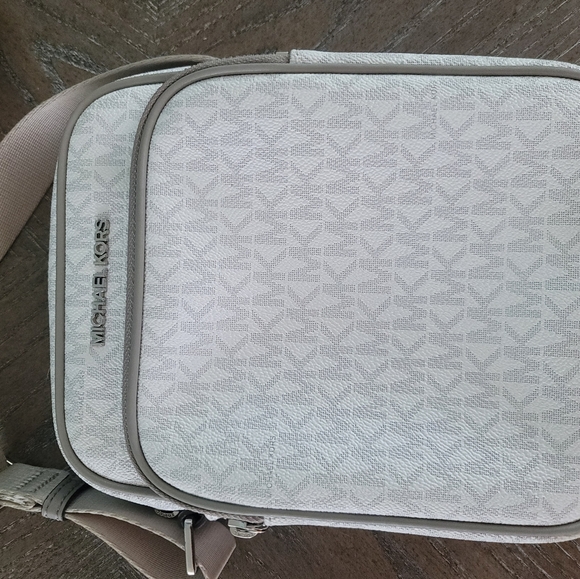 MICHAEL KORS - Jet Set Travel Signature Medium Shoulder Crossbody Bag - Picture 6 of 11